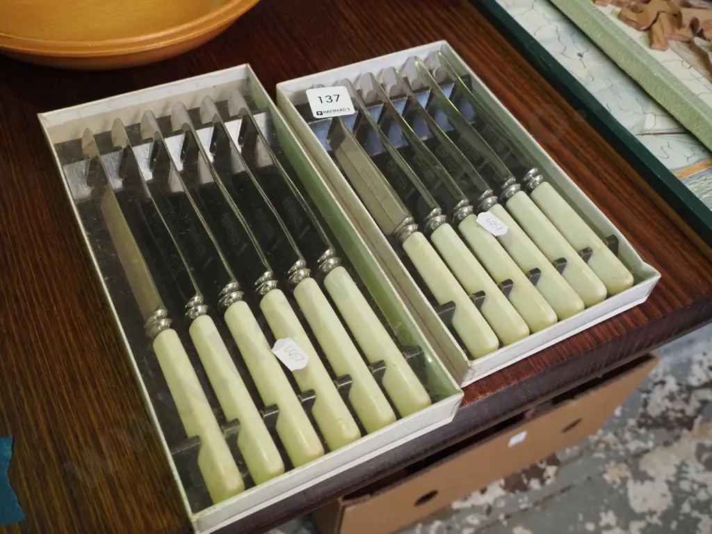 2x boxes of as-new bone handled knives Image 1++