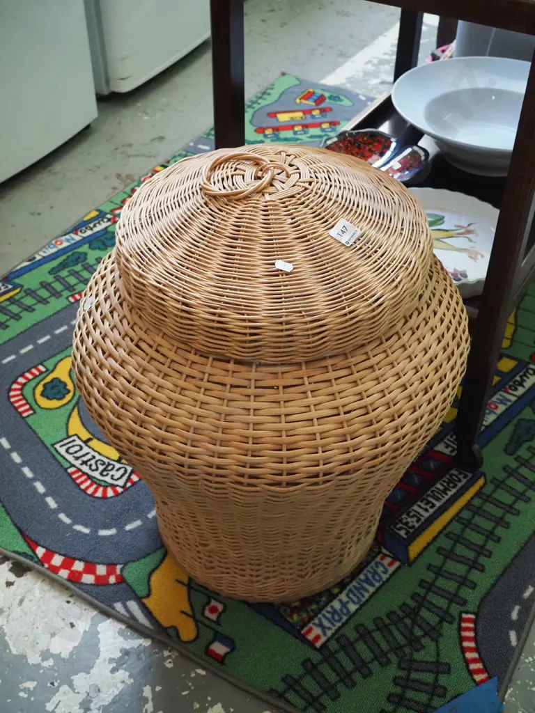 lidded cane laundry hamper H-600 Image 1++