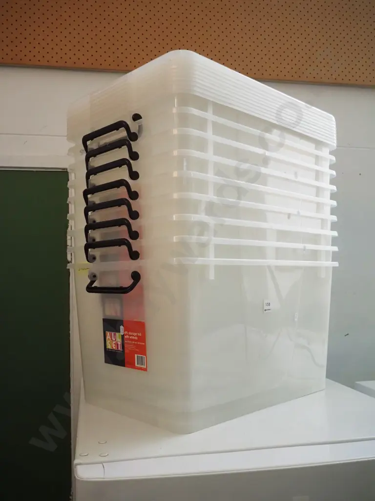 9x plastic lidded storage boxes Image 1++