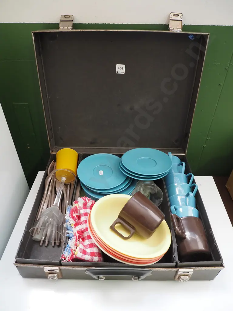 picnic hamper and contets Image 1++
