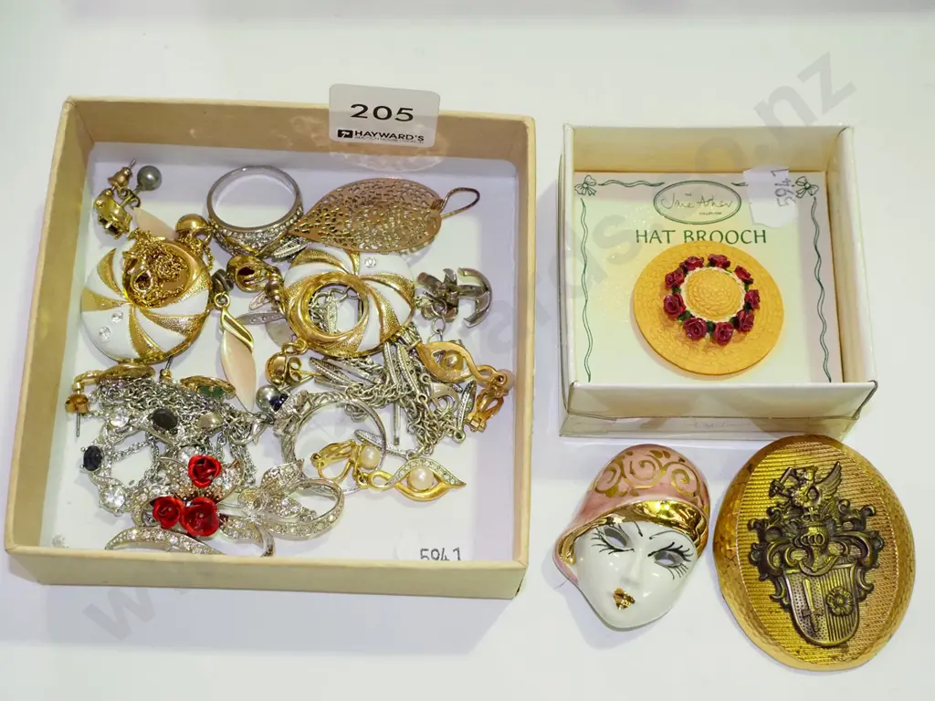 box of costume jewellery, hat brooch Image 1++