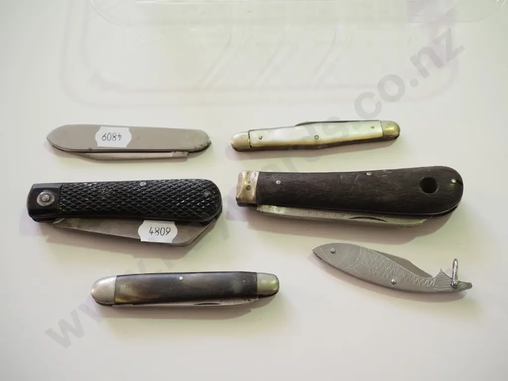 tray of pocket knives Image 1++