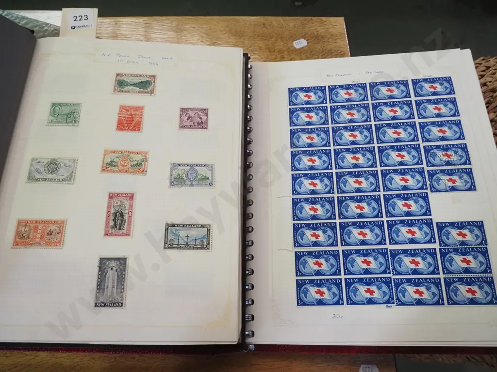 2x stamp albums Image 1++