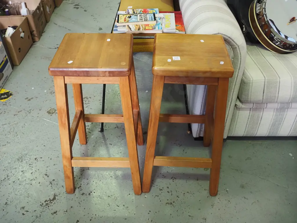 2x rimu stools H-660 Image 1++