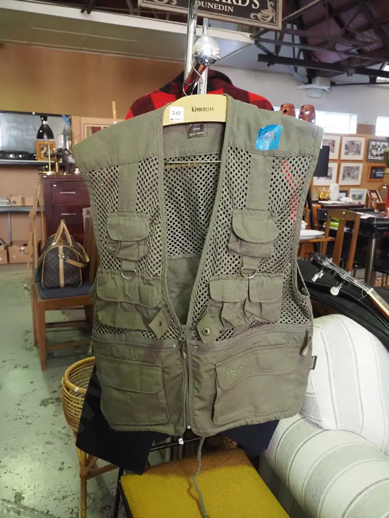size M fishing vest Image 1++