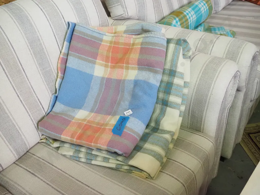 2x checked woollen blankets Image 1++