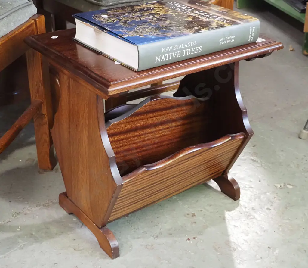 mahogany end table/magazine rack Image 1++
