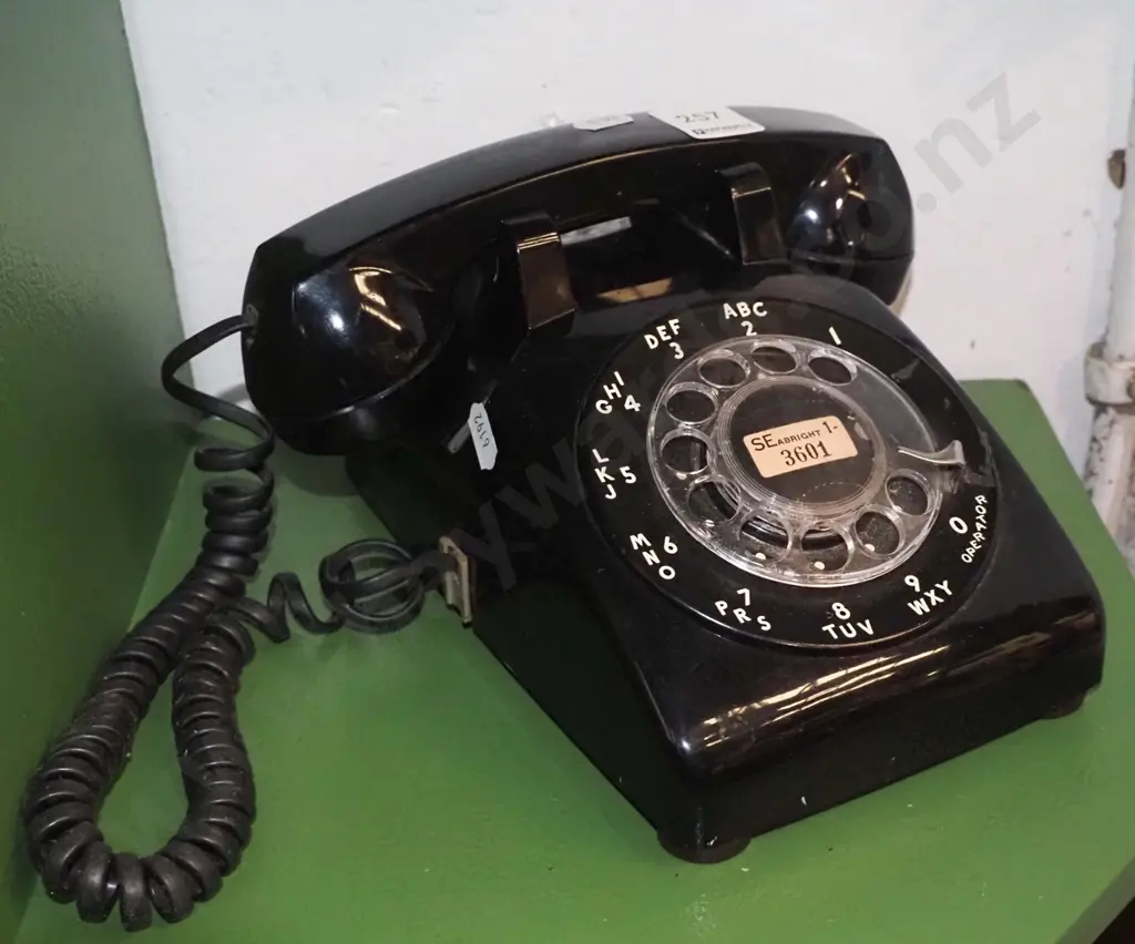 vintage dial telephone Image 1++