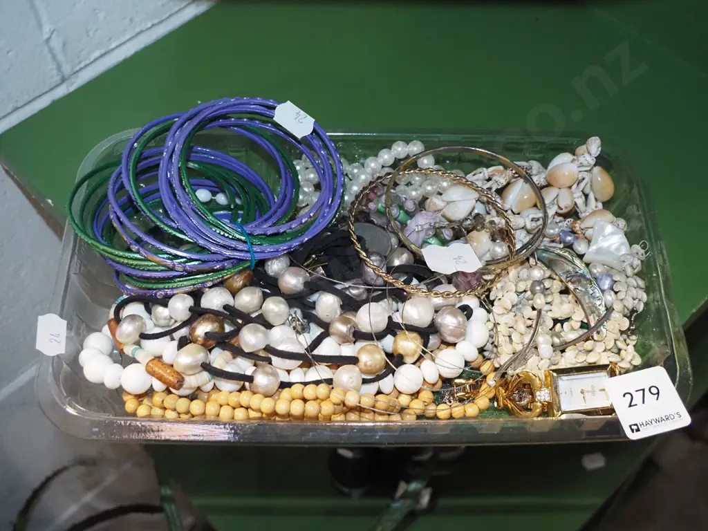 tray of costume jewellery Image 1++