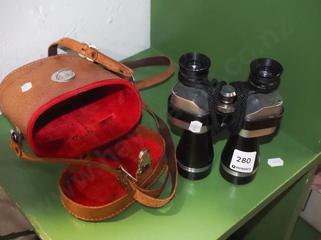 leather cased Comet 10x30 field binoculars Image 1++