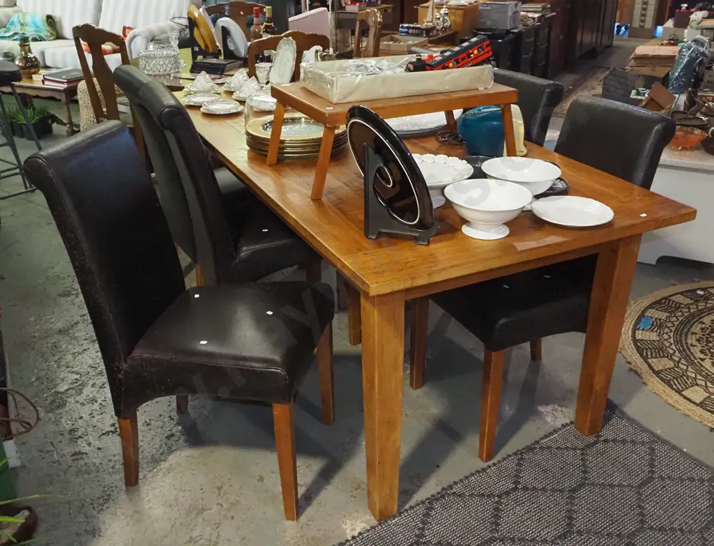 solid wood dining table with 6 matching chairs - scratches and markings to chairs  Image 1++