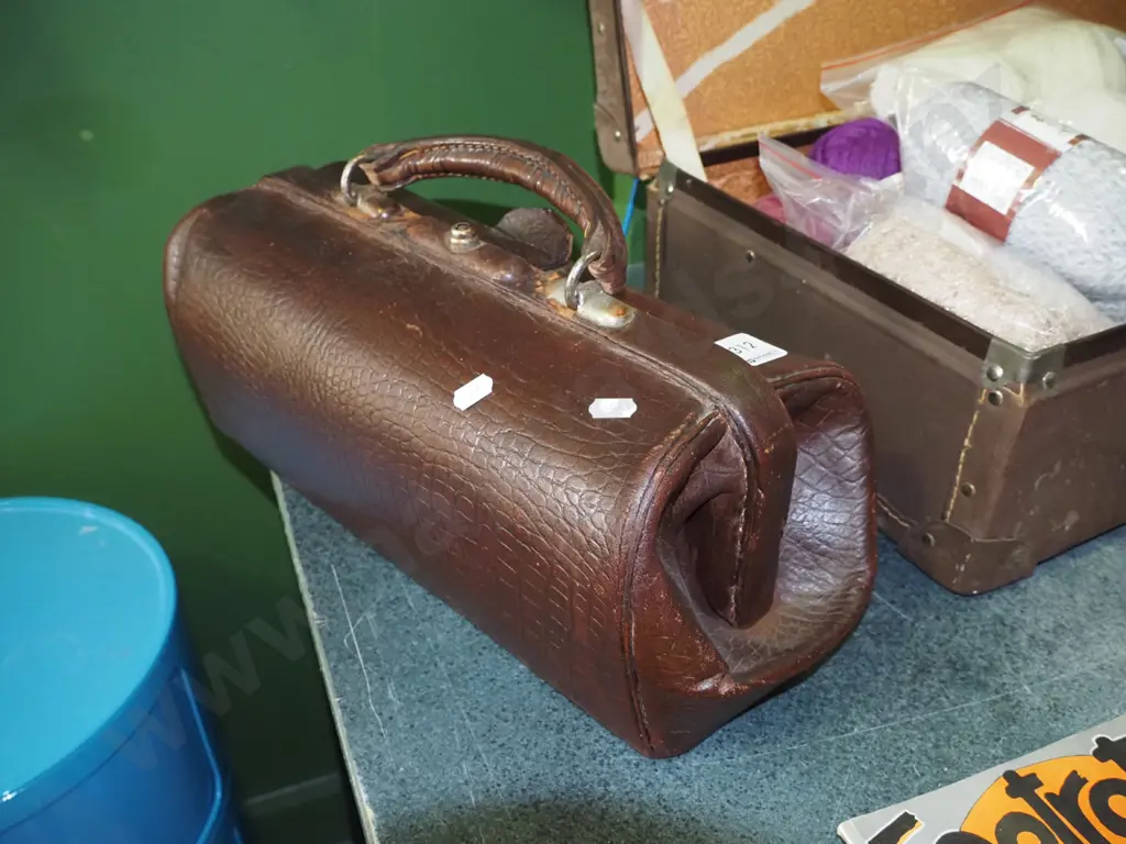 leather doctor's bag Image 1++