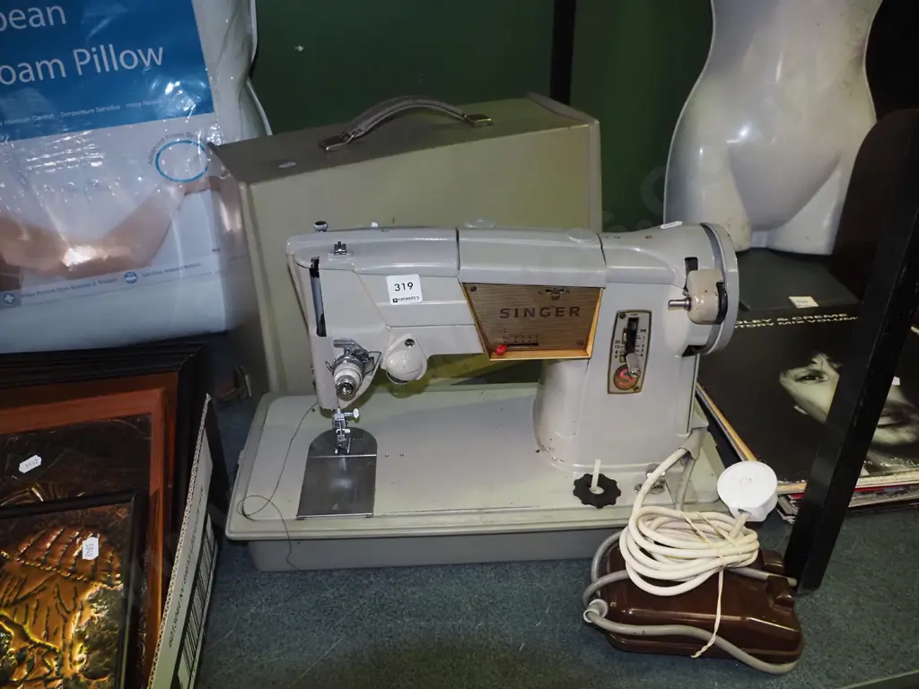 vintage Singer sewing machine Image 1++