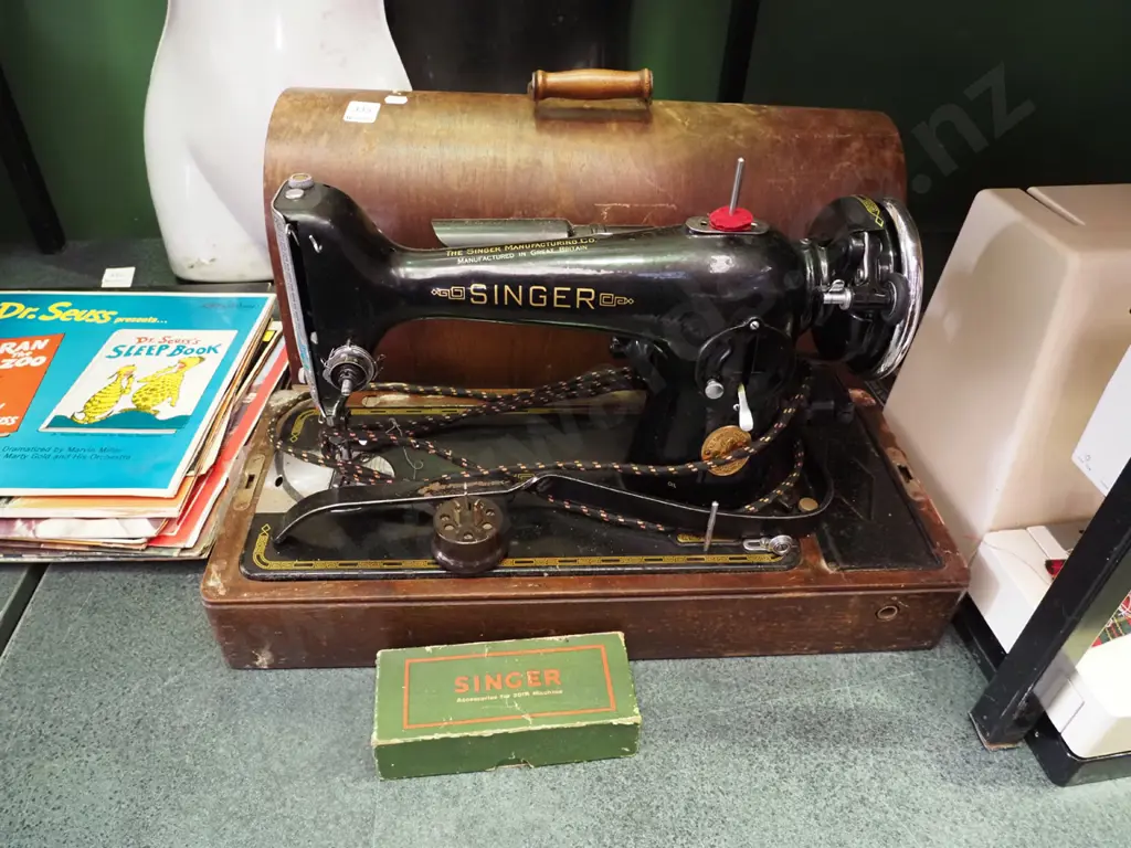 vintage Singer sewing machine Image 1++