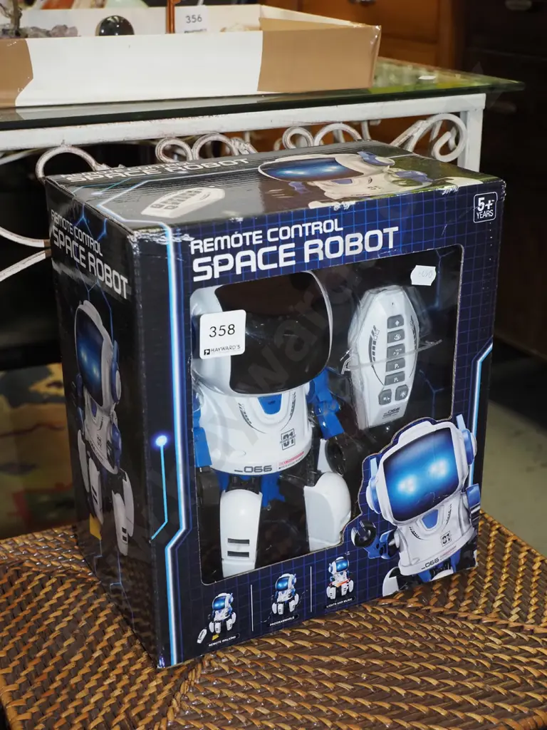 boxed remote control space robot Image 1++