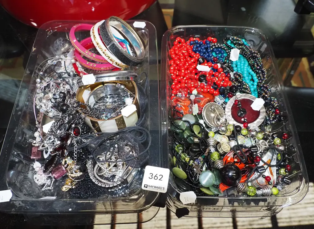 2 trays of costume jewellery Image 1++