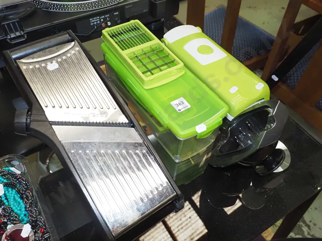 kitchen mandolin and a vegetable dicer/cutter Image 1++