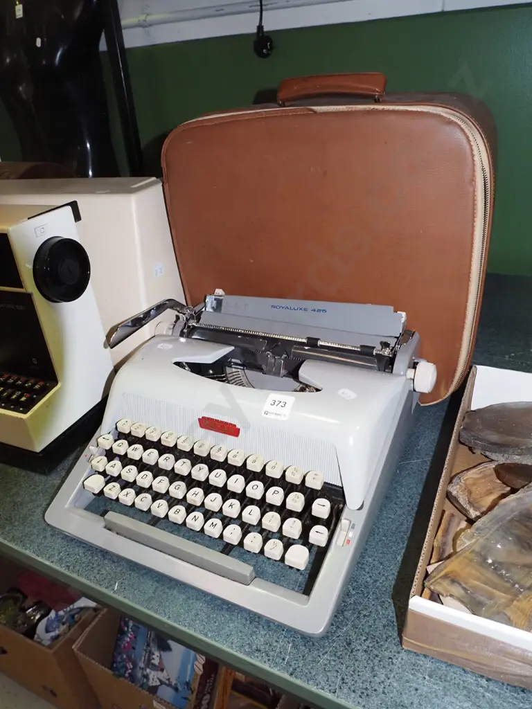 Royal typewriter Image 1++