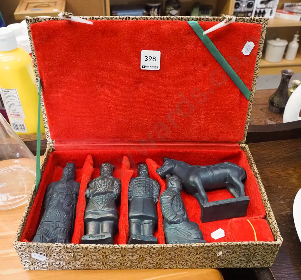 boxed set of small Chinese terracotta figures Image 1++