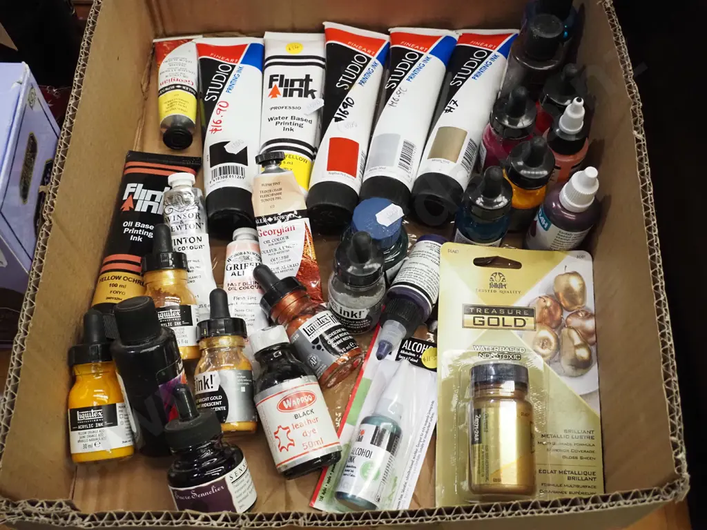 box; artists printing inks, oils etc Image 1++