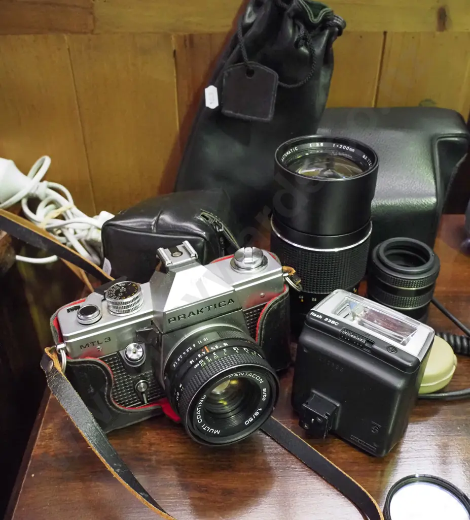 Praktica 35mm camera with additional flash and lens Image 1++