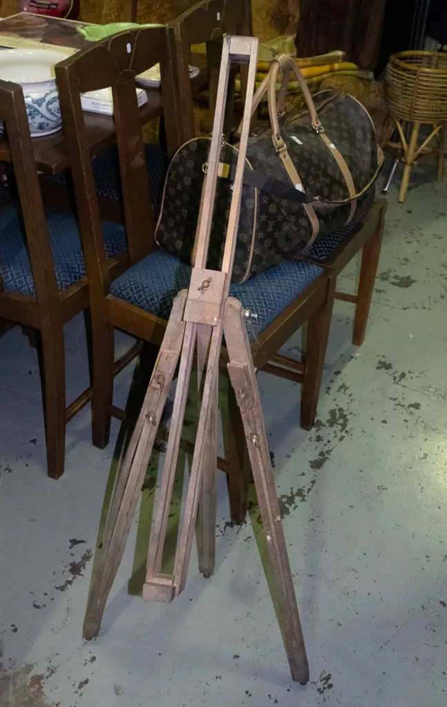 artist's easel Image 1++