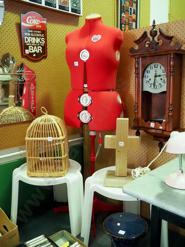 Singer adjustable dressmakers form on stand Image 1++