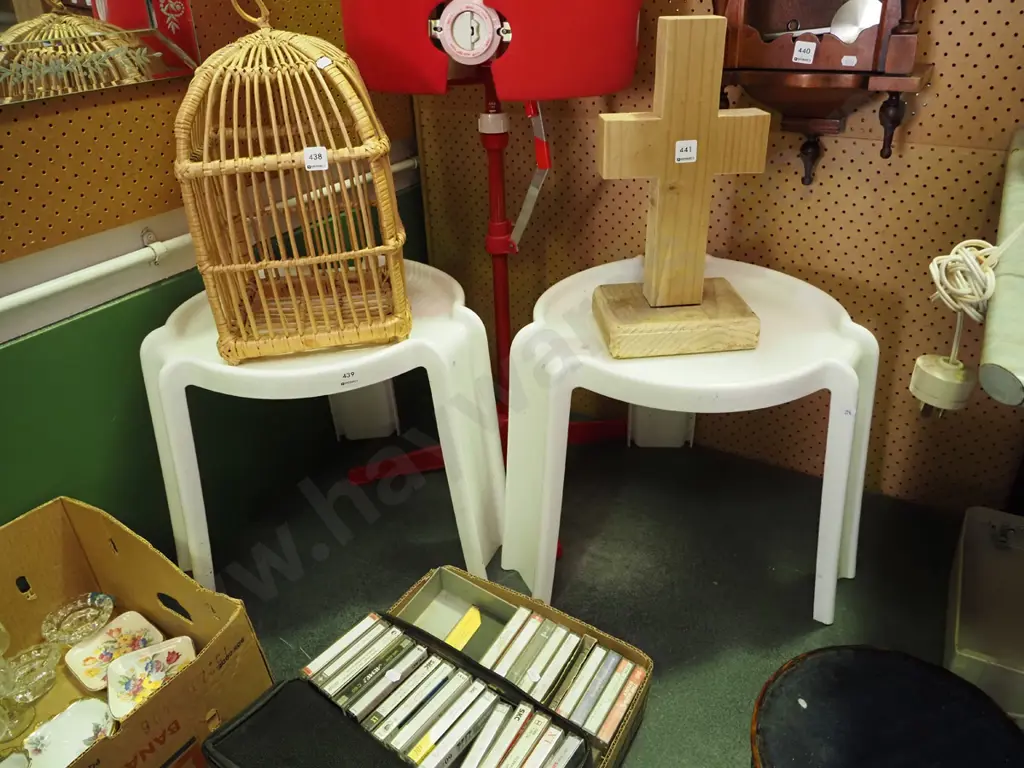 2x white plastic end tables H-400 Image 1++