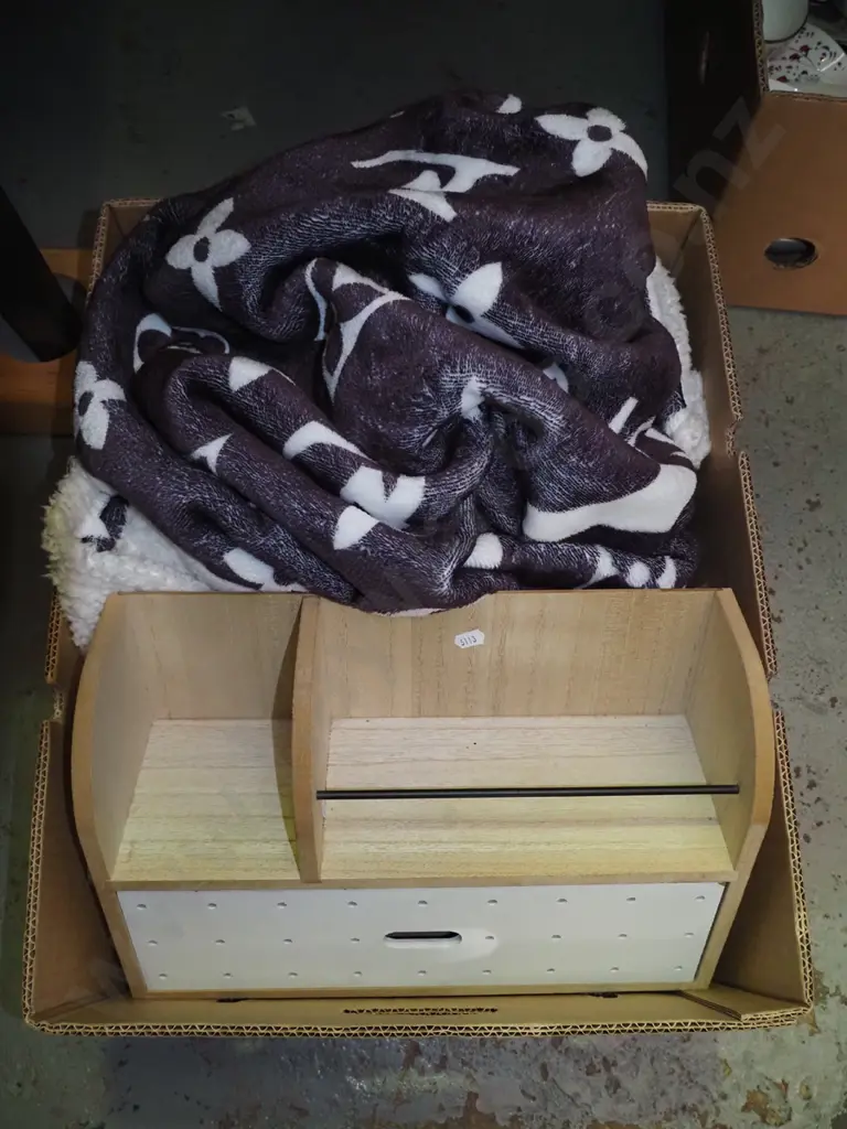 box; wall mounted storage unit, acrylic blanket Image 1++