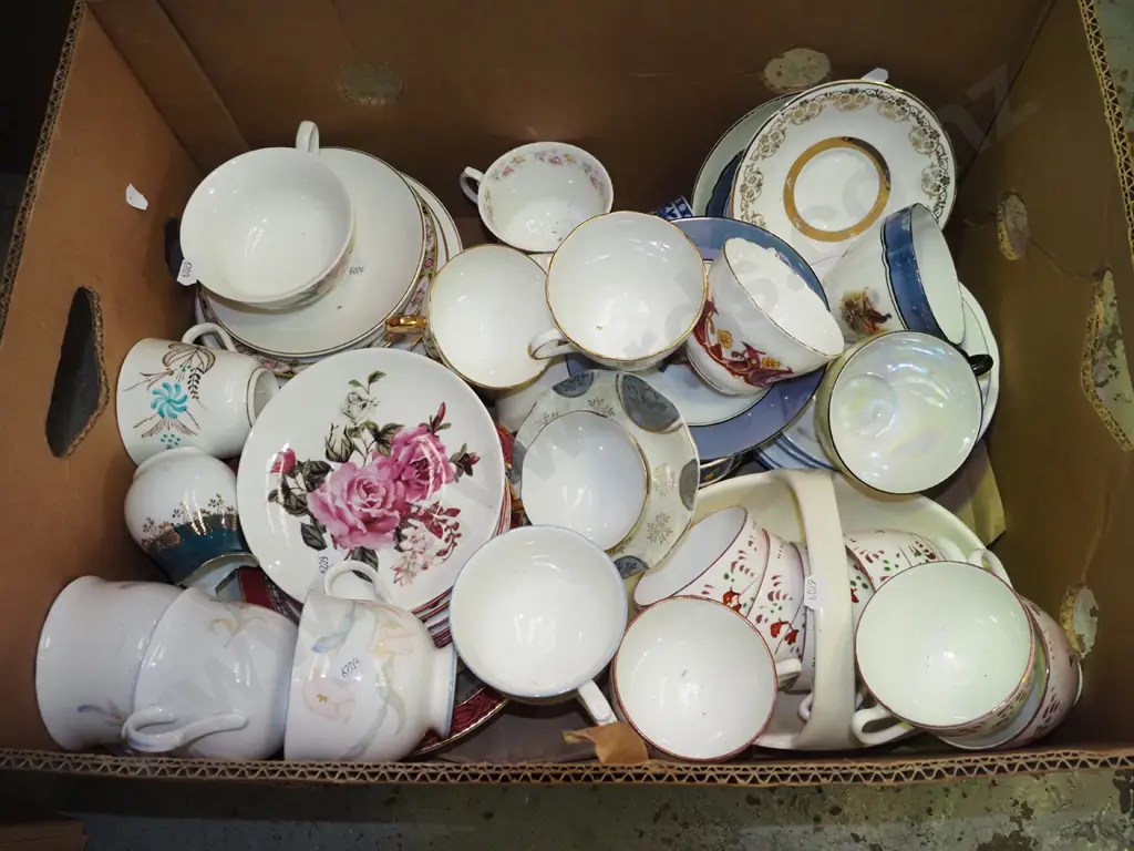 box; various cups and saucers Image 1++
