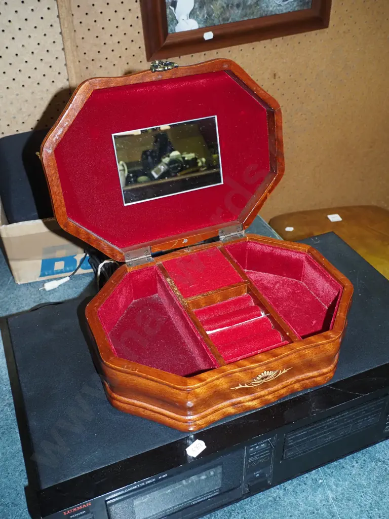 marquetry inlaid musical jewellery box Image 1++