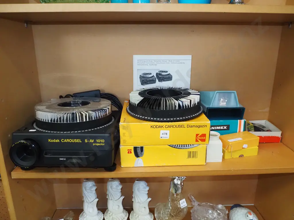 Kodak Carousel slide projector with slides and cartridges and accessories Image 1++