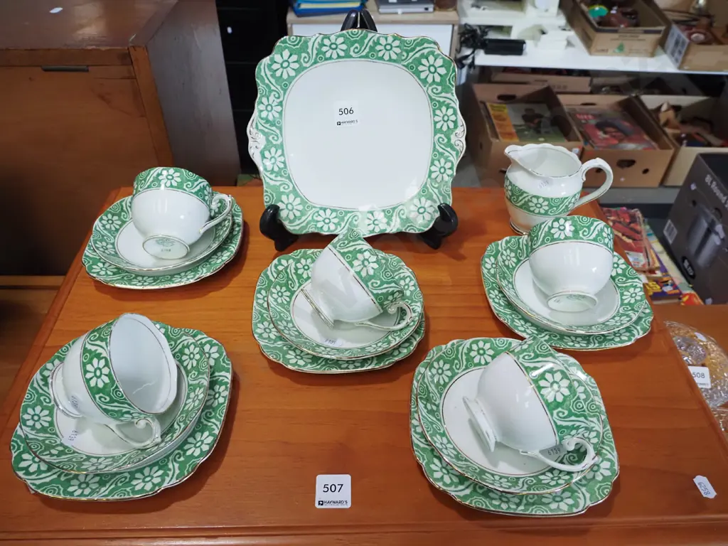 Roslyn green patterned tea set Image 1++