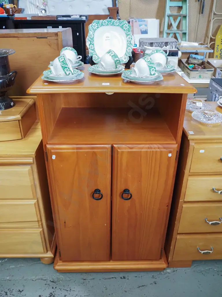 solid rimu 2 door cupboard with shelf H-1000 W-600 D-430 Image 1++