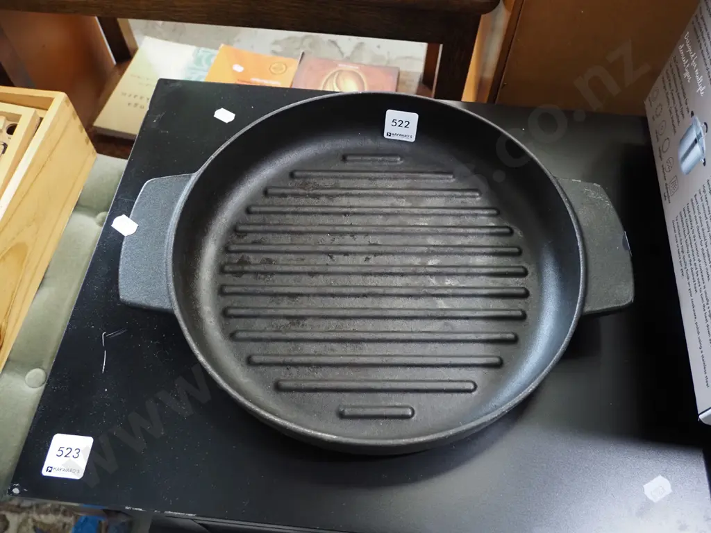 cast iron skillet Image 1++
