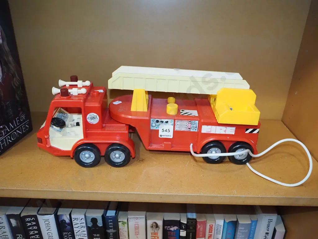 plastic toy fire engine Image 1++