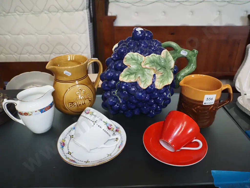 lidded canister, jugs, cups and saucers Image 1++