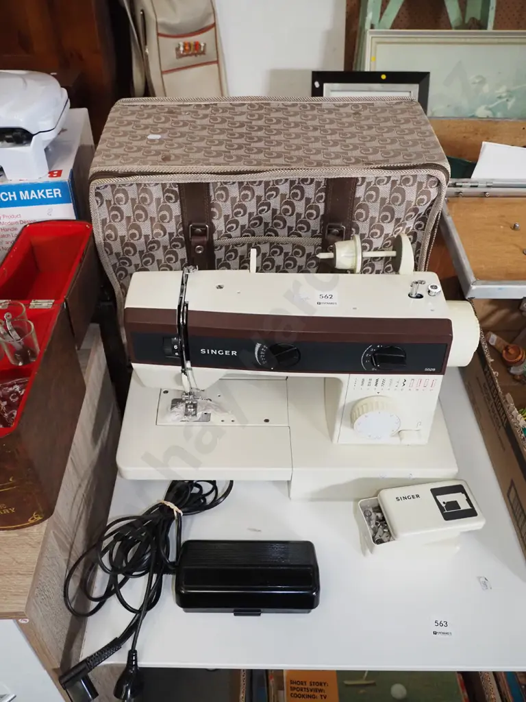 Singer table top sewing machine Image 1++