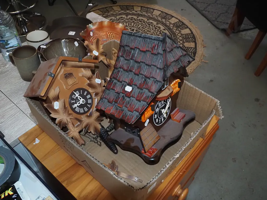 box; 2 cuckoo clocks - As Is No Returns Image 1++