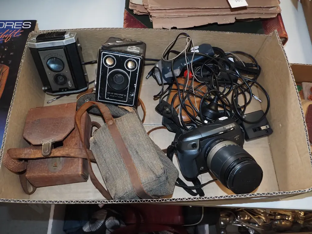 box; Minolta digital camera, boxed Brownie, Reflex camera Image 1++