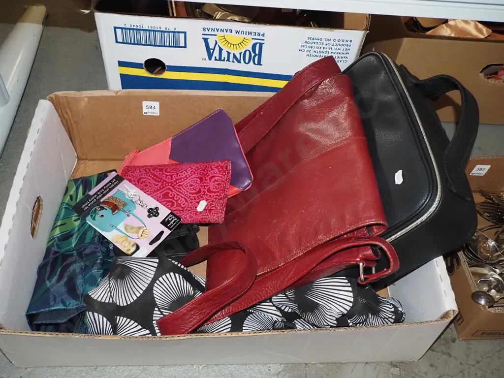 box; carry case, hand bags, wallets etc Image 1++