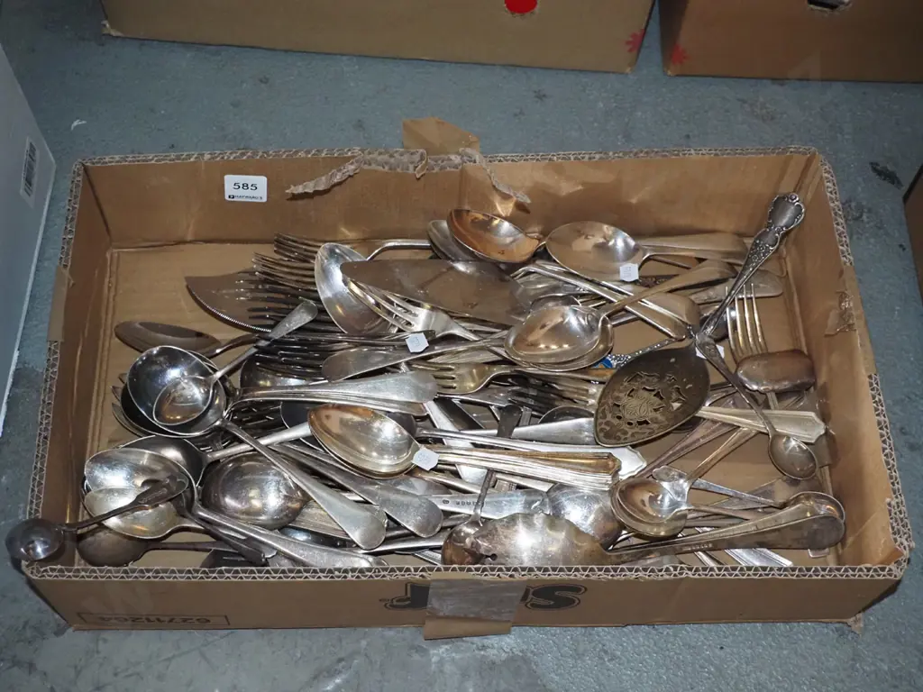 box of cutlery Image 1++