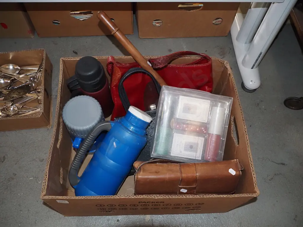 box; hand bags, thermoses, poker set etc Image 1++