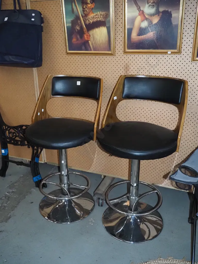 2x chrome and vinyl bar stools Image 1++