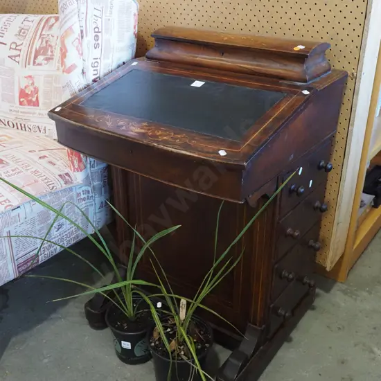 Victorian walnut Davenport desk with inlaid top & stringing to edge, lift up lidded compartment 