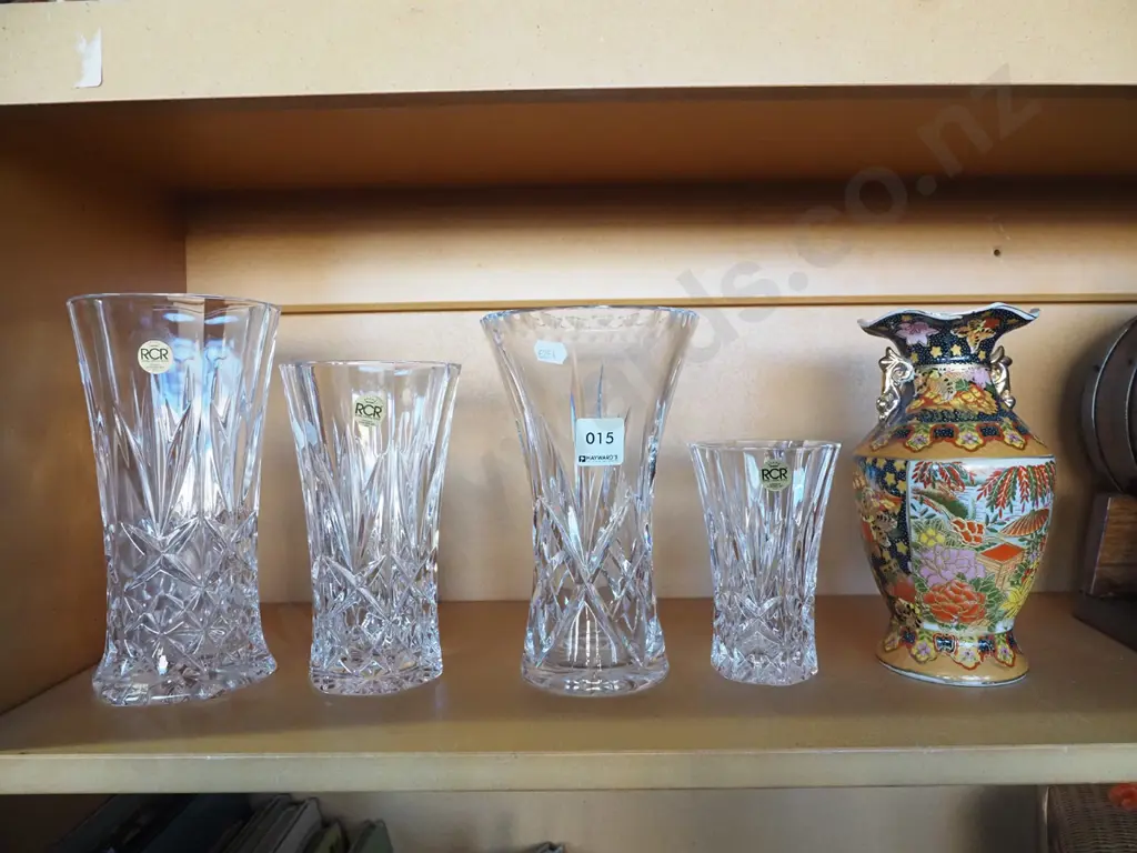 4x cut crystal vases, 1x small Asian vase Image 1++
