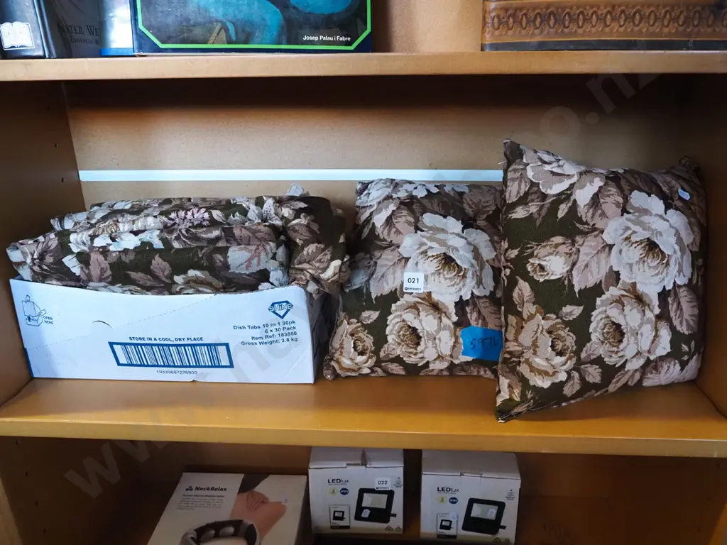 floral fabric, cushions Image 1++