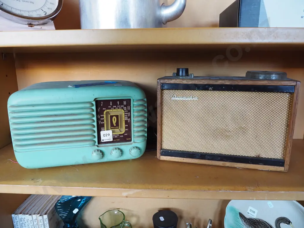 2x  vintage mantle radios - Philco has crack to top  Image 1++