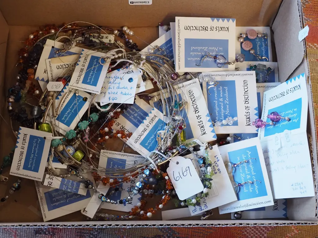 box of costume jewellery  Image 1++