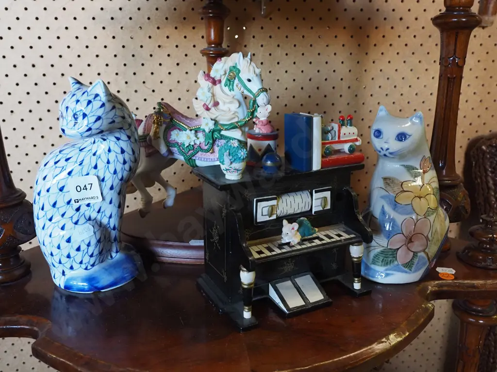 figurines; carousel horse, 2x cats, animals on piano Image 1++